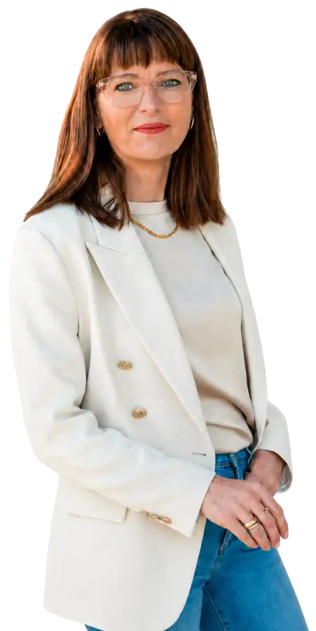 Katharina Hopp, Executive und Interimsmanagerin, präsentiert sich professionell in einem weißen Blazer und Jeans, bereit für strategische Beratungen und Transformationen.