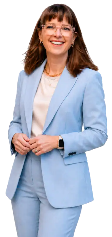 Katharina Hopp, erfolgreiche Executive und Beirätin, lächelnd bei einem Business-Event, trägt eine hellblaue Anzugjacke und Brille, symbolisiert Führung und Expertise.