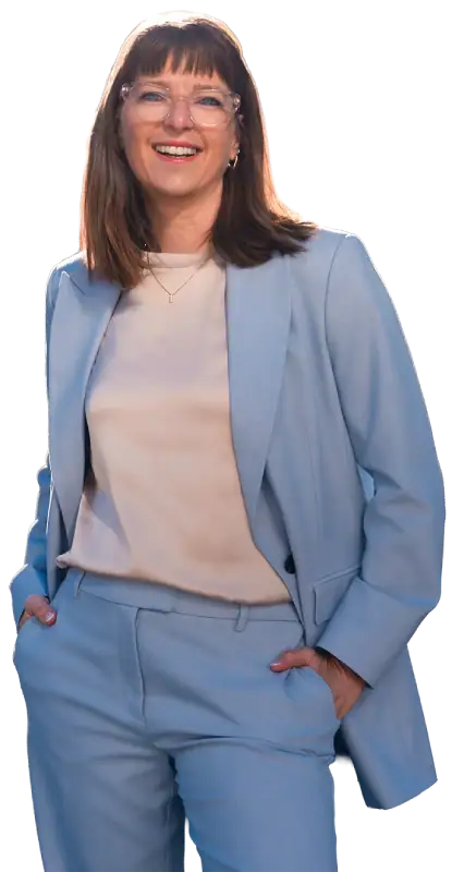 Katharina Hopp, Executive und Beirätin, präsentiert sich in einem hellblauen Anzug, lächelnd und selbstbewusst.