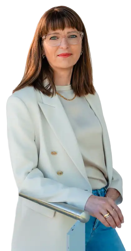 Katharina Hopp, Executive und Senior Advisor, präsentiert sich professionell in einem hellen Blazer und Brille, bereit für strategische Beratungen und Transformationen.